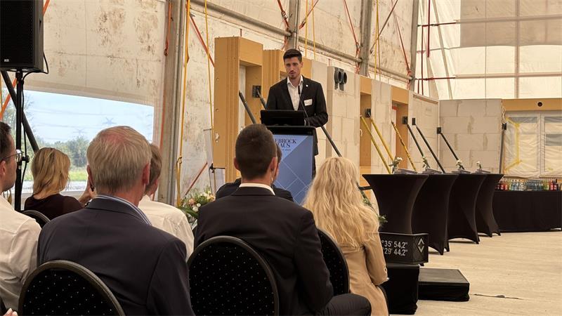 Viebrockhaus: Im Altländer Viertel entsteht Stades erste Smart-City Lars Viebrock begrüßte zahlreiche Gäste zur Grundsteinlegung im Altländer Viertel. Die Feier fand auf der Bodenplatte des ersten Power Townhouses statt.