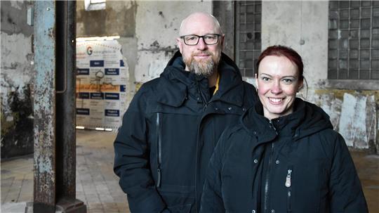 Lars und Katrin Hill stehen in der alten Destille. Der Ort hat einen ganz besonderen Charme. Foto: Philipp Overschmidt