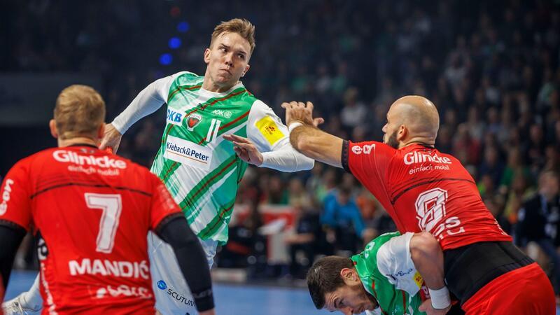 Füchse gewinnen Bundesliga-Spitzenspiel gegen Melsungen Lasse Andersson (2.v.l) war beim Sieg gegen Melsungen mit elf Toren der beste Werfer der Füchse.