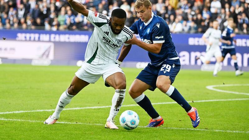 Nächster Rückschlag für Schalke - KSC an der Spitze Lasse Günther (r.) und der KSC haben in der laufenden Saison noch nicht verloren.