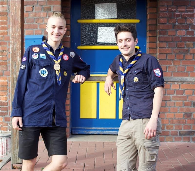 Lasse Kluge (18 Jahre, links) und Finn Krüger (19) engagieren sich als Gruppenleiter bei den Stader Pfadfindern, Stamm Hasko. Finn ist außerdem der Stammesführer und Lasse sein Stellvertreter. Fotos: Silvia Dammer
