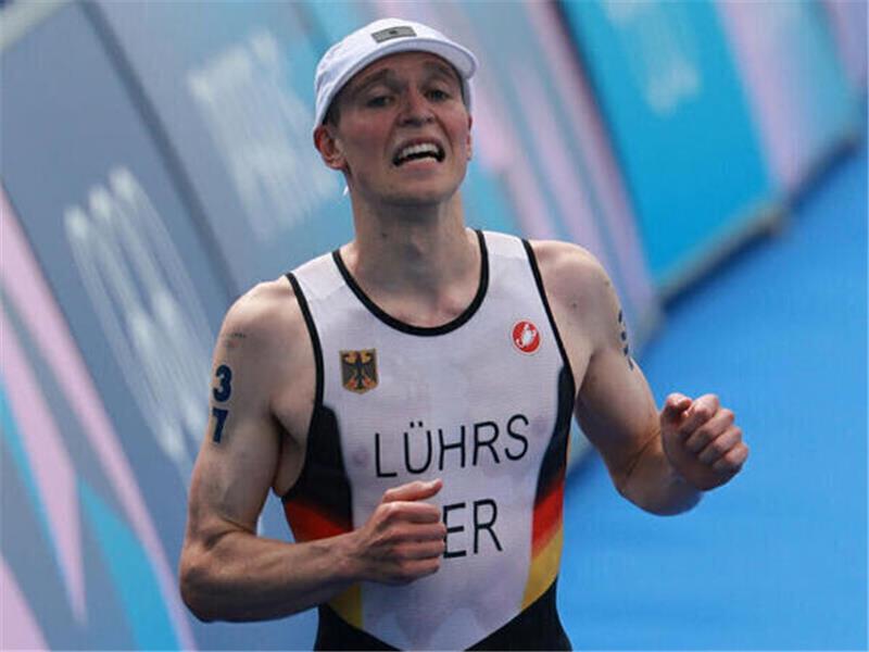Triathlon-Gold für Wingster Lasse Lührs – Mutter reagiert euphorisiert Lasse Lührs aus der Wingst hat es geschafft: Er ist Olympiasieger im Triathlon. Foto: Jan Woitas, picture alliance/dpa