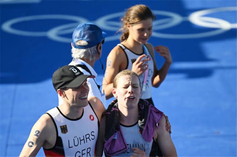 Triathlon-Gold für Wingster Lasse Lührs – Mutter reagiert euphorisiert Lasse Lührs freut sich neben Laura Lindemann nach dem Olympiasieg.