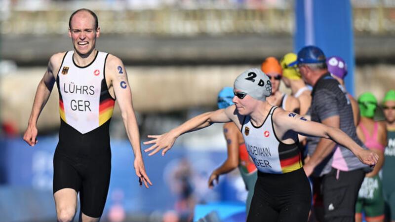 Lasse Lührs (l.) übergibt an Schlussläuferin Laura Lindemann.