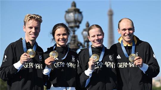 Lasse Lührs (rechts) aus der Wingst gewann mit der Triathlon-Staffel Olympia-Gold. Foto: Marijan Murat/dpa
