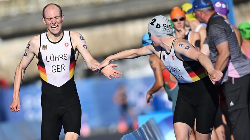 Triathlon-Gold für Wingster Lasse Lührs – Mutter reagiert euphorisiert Lasse Lührs wechselt sichtlich abgekämpft auf die Schlussläuferin Laura Lindemann.