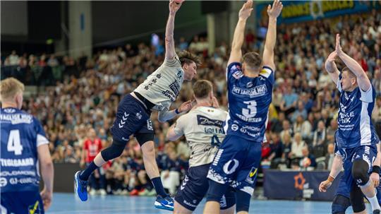 Lasse Möller von der SG Flensburg Handewitt wirft aufs Tor.