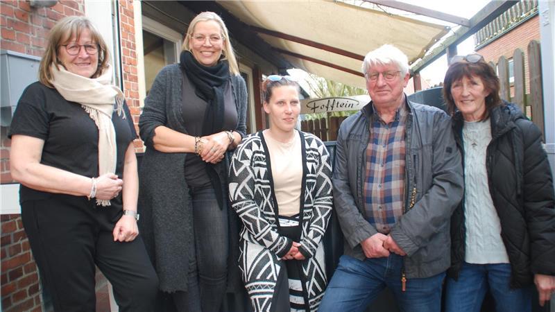 Lassen die alten Fofftein-Zeiten neu aufleben (von links): Marlies Hauschild-Krebs, Petra Miesner, Nadine Detloff, Wilhelm Albers und Ehefrau Annette.