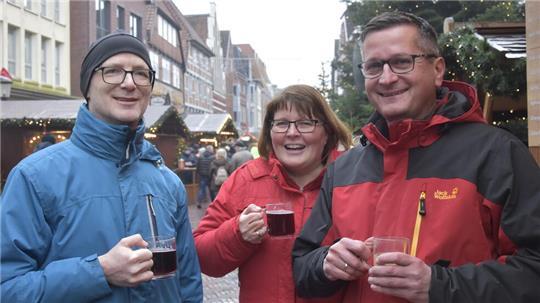 Lassen sich den Glühwein schmecken: Reinhard Meier, Sonja und Lars Effenberger.