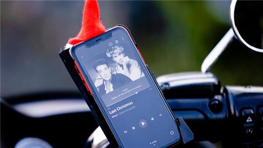 „Last Christmas“ von Wham! schafft es erstmals zu Weihnachten an die Spitze der britischen Charts.