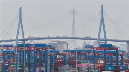 Lastwagen fahren auf der Köhlbrandbrücke im Hamburger Hafen.