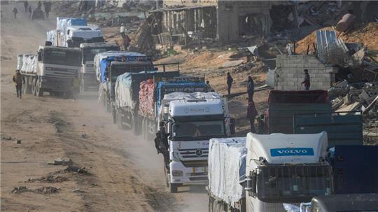 Lastwagen mit Hilfsgütern fahren von Ägypten in den Gazastreifen.