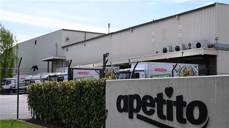 Tiefkühl-Essensfabrikant profitiert vom Fachkräftemangel Lastwagen mit Tiefkühl-Transportmöglichkeit warten an der Apetito-Zentrale auf ihre Abfahrt.