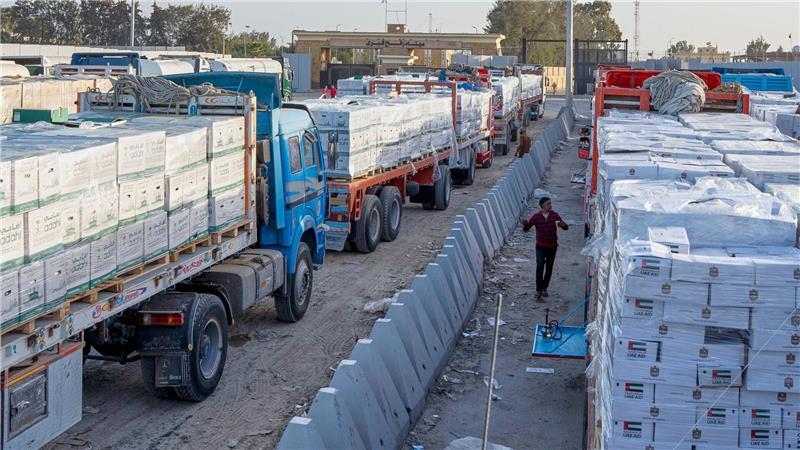 Lastwagen mit humanitären Hilfsgütern stehen vor dem ägyptischen Tor des Grenzübergangs Rafah an, um von den israelischen Behörden vor der Einreise in den Gazastreifen kontrolliert zu werden.