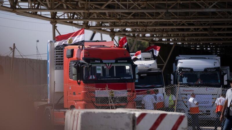 Lastwagen mit humanitärer Hilfe stehen auf der ägyptischen Seite der Grenze zum Gazastreifen in Rafah.