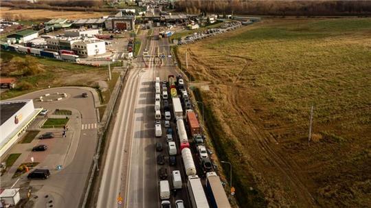 Lastwagen stehen Ende November 2023 in langen Schlangen hintereinander, um die Grenze in Medyka zu überqueren.