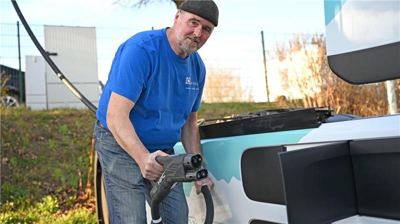 Lastwagenfahrer Uwe Lenk über seinen E-Lkw: „Es ist ein ganz anderes Fahren“.