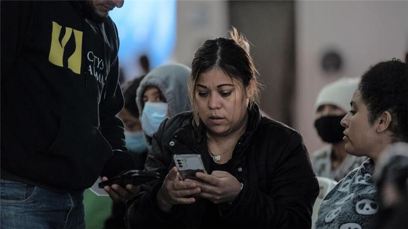 Lateinamerikanische Migranten beobachten die Amtseinführung von US-Präsident Trump in der Unterkunft Juventud 2000 in Tijuana.