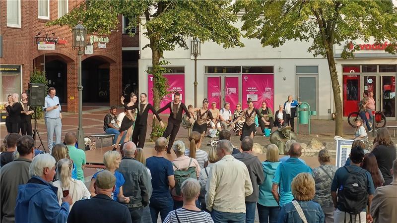 Wie war es in Stade? Die Lange Nacht im großen TAGEBLATT-Check Lateinamerikanische Tänze auf dem Pferdemarkt.