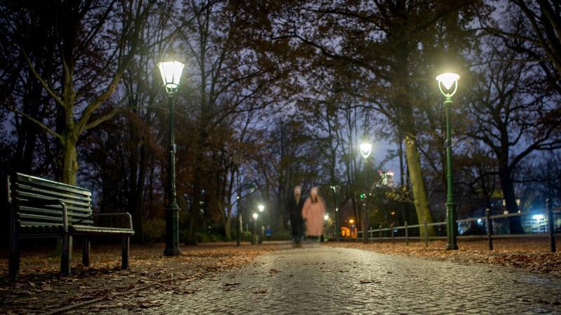Laternen am Rande des Großen Tiergartens in Berlin.
