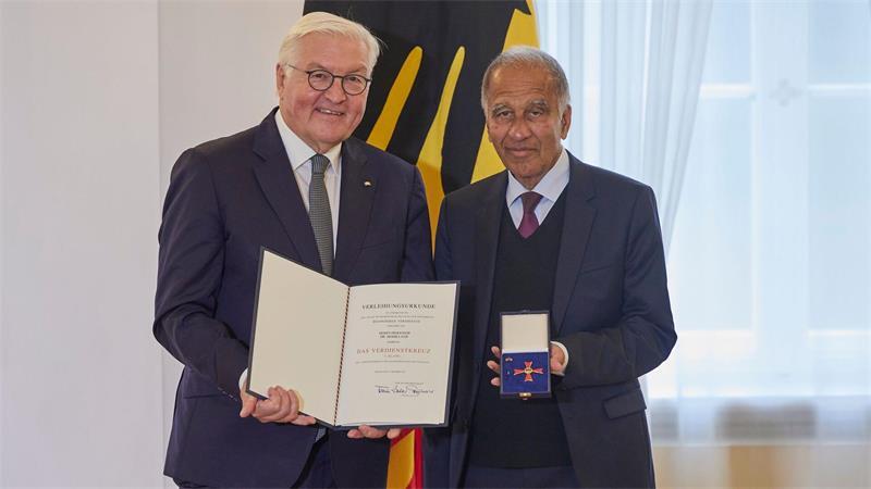 Latif (r) erhielt von Bundespräsident Frank-Walter Steinmeier 2023 den Verdienstorden. (Archivbild)