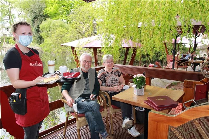 Latte Macchiato am Stadtparksee im Café Entlein (von links): Lea Gätcke serviert, Jürgen und Edelgard Püsch genießen. Fotos: Richter