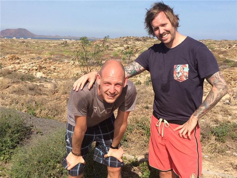 Lauftrainer Benny Bethge (rechts) ist seit zwei Tagen auch auf Fuerteventura. Er reißt zwölf Kilometer in einer Stunde ab und quält Iron Jan Bröhan so richtig. Foto Poddy