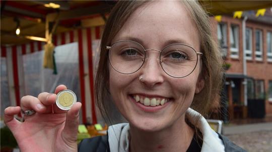 Laura Blanck zeigt eine 2-Euro-Münze aus Spanien. Dieses Stück Europa ist mit dem Wechselgeld in ihr Portemonnaie gekommen.