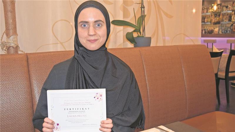 Laura Bruns ist stolze Muslimin. In den Händen trägt die ehemalige Waddenserin ihre Konvertierungsurkunde.