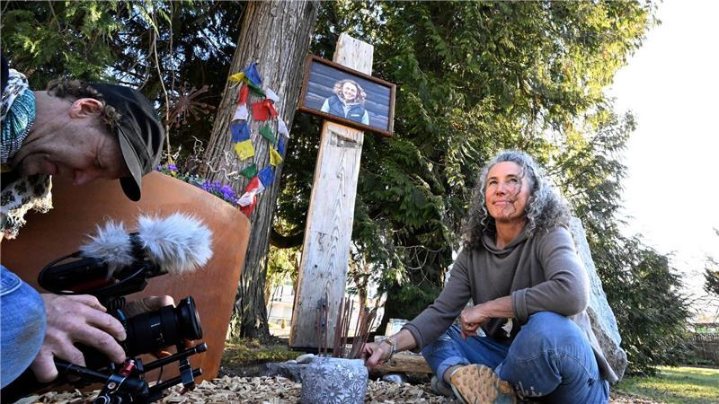 Laura Dahlmeiers Mutter an der Gedenkstätte in dem Park, der jetzt Laura Dahlmeier Park heißt. 