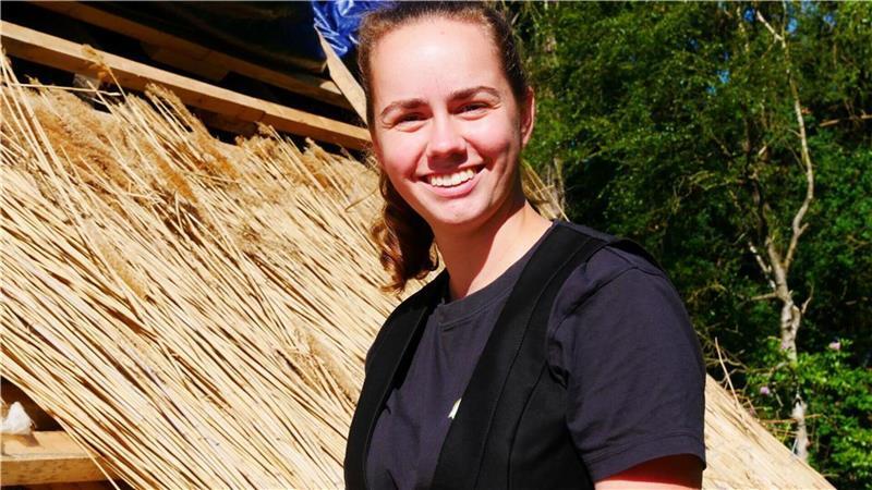 Laura Ehlert aus Vierden hat ihren Traumjob gefunden. Als Reetdachdeckerin steigt sie den Leuten gern aufs Dach.