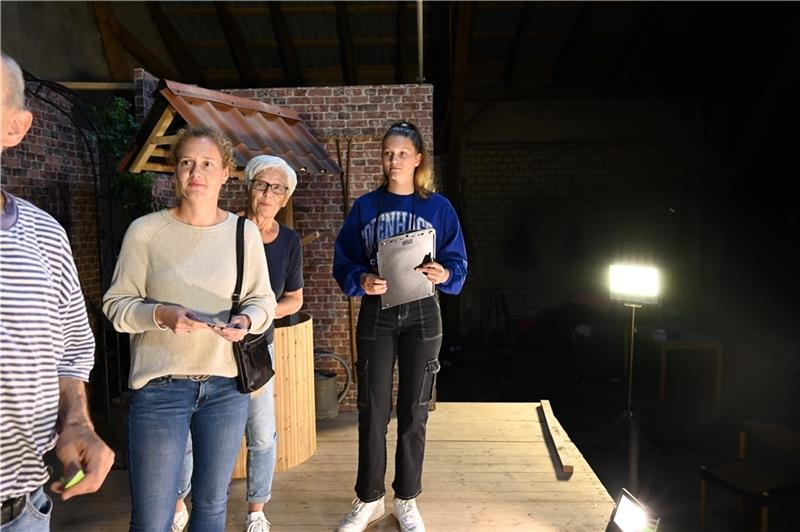 Zum ersten Mal Theater spielen - und dann auch noch auf Plattdeutsch Laura Fitschen (rechts) spielt mit 15 Jahren das erste Mal Theater. Sandra Höft (links) und Christa Augustin sind schon seit Jahren dabei. Fotos: Ahrens