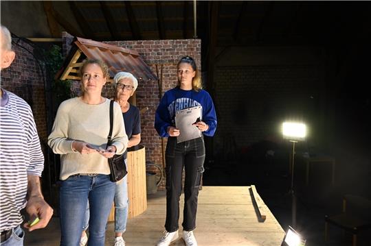 Laura Fitschen (rechts) spielt mit 15 Jahren das erste Mal Theater. Sandra Höft (links) und Christa Augustin sind schon seit Jahren dabei. Fotos: Ahrens