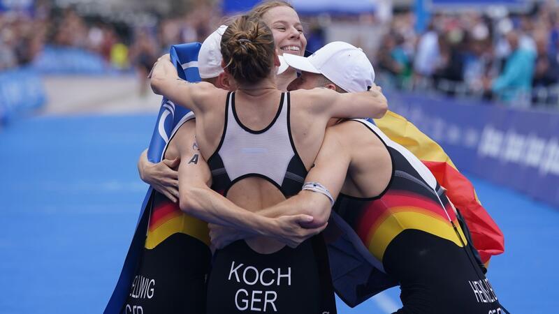 Triathlon: WM-Mixed-Staffel 2024 wieder in Hamburg Laura Lindemann (M, Deutschland) jubelt mit ihrem Team im Ziel.