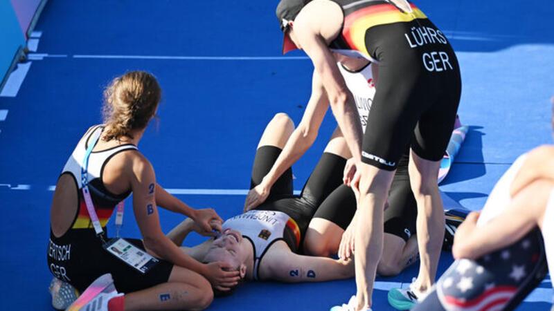 Laura Lindemann (unten) liegt nach dem Zielsprint im Ziel und wird nach dem Olympiasieg von den Teamgefährten Lisa Tertsch (l.), Lasse Lührs (r.) und Tim Hellwig (2.v.r.) umjubelt. Foto: Marijan Murat/dpa