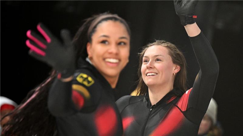Laura Nolte (Pilotin, r) und Anschieberin Deborah Levi reagieren im Ziel beim Zweierbob-Wettkampf bei den Olympischen Winterspielen Mailand Cortina 2026.