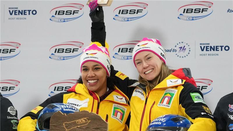 Laura Nolte und Deborah Levi jubeln auf dem Podium nach Zweierbob-Sieg in Cortina