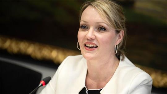 Laura Pooth, DGB-Bezirksvorsitzende Nord, bei einer Pressekonferenz.