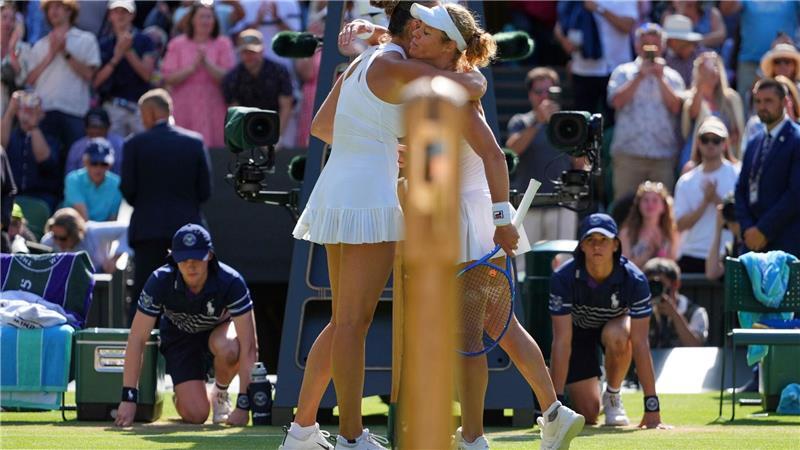 Laura Siegemund (r) gratuliert Aryna Sabalenka.