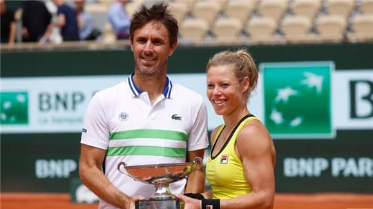 Laura Siegemund und Edouard Roger-Vasselin mit dem Siegerpokal.
