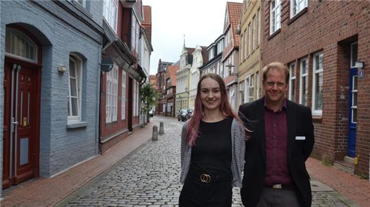 Laura Trispel und Jens Bossen, bei der Stadt Stade zuständig für Städtebau und Umwelt, wollen bei der Sanierung der Bungenstraße den historischen Charme erhalten und Barrieren zurückbauen.