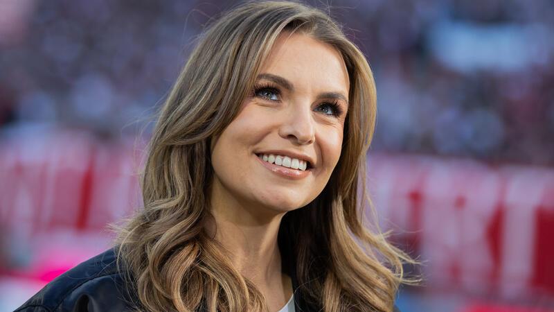 Laura Wontorra muss Schnurrbart tragen Laura Wontorra ist seit der Saison 2021/22 für den Sportsender DAZN tätig.