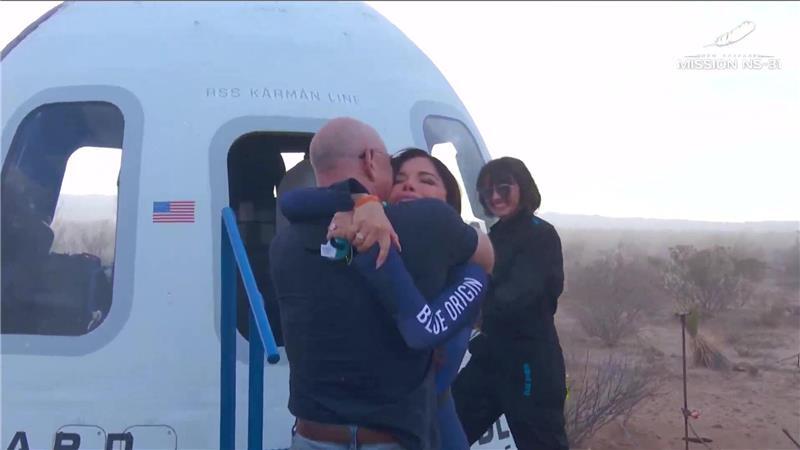 Bezos schießt Katy Perry und eigene Partnerin ins All Lauren Sanchez und Jeff Bezos umarmten sich nach dem Flug.