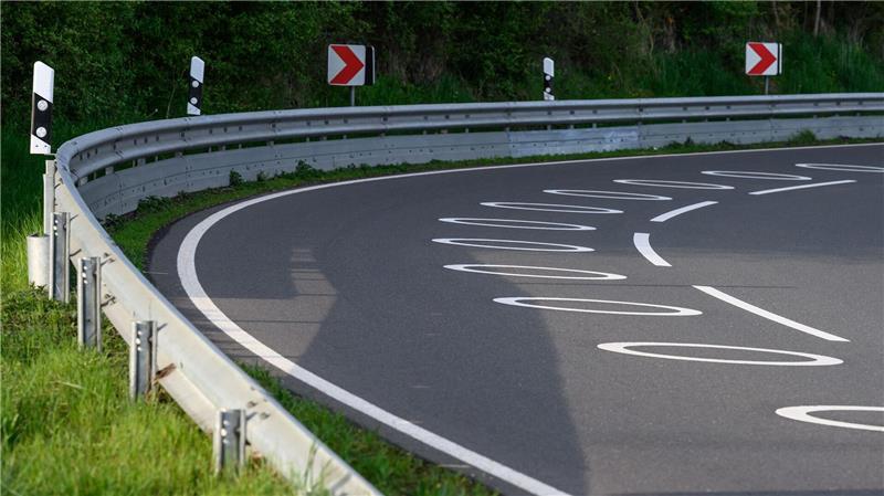 Wie Motorradfahrer auf Straßen geschützt werden sollen Laut ADAC kam es in den sogenannten Schedener Kurven in der Vergangenheit zu einer Vielzahl von Unfällen.
