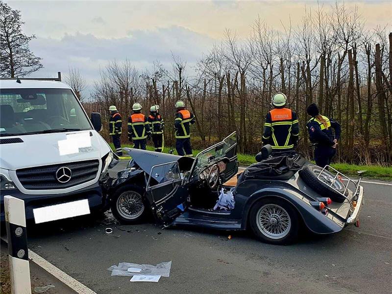 Laut Angaben von Feuerwehrsprecher Tim Ladwig war der Mann im Wrack seines Morgan-Cabrios eingeklemmt worden. Foto: Feuerwehren an der Este/Facebook
