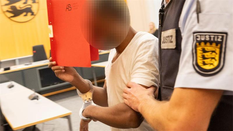 Messerangriff im Elektronikmarkt: Angeklagter gesteht Tat Laut Anklage hat der Eritreer den Angestellten angegriffen, weil er schlechte Erfahrungen mit Mobiltelefonverkäufern gemacht hat.