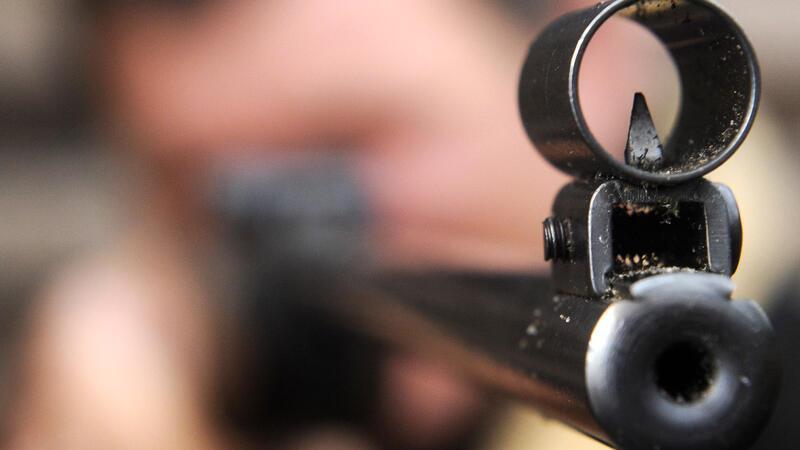 Nach Schützenfest: Streit mit Nachbar eskaliert im Vollrausch Laut Anklage soll der 70-jährige Wingster mit dem Luftgewehr aus dem Fenster auf den Nachbarn im Hof geschossen haben. (Symbolbild)