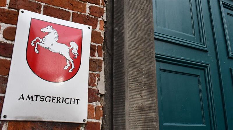Laut Anklage soll die Frau ihrem Mann mit festen Schuhen in den Rücken getreten haben.