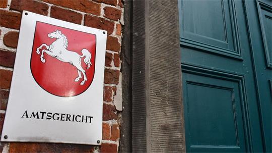 Laut Anklage soll die Frau ihrem Mann mit festen Schuhen in den Rücken getreten haben.