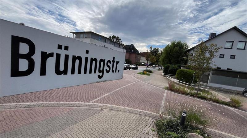 Verkehrsversuch in Buxtehude: Vom Chaos zur Ordnung in der Bahnhofstraße Laut Anwohnern wird die Brüningstraße als Schleichweg benutzt, um die Bahnhofstraße zu umfahren.